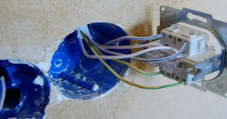 Монтаж проходного выключателя от 580 руб. в Чите